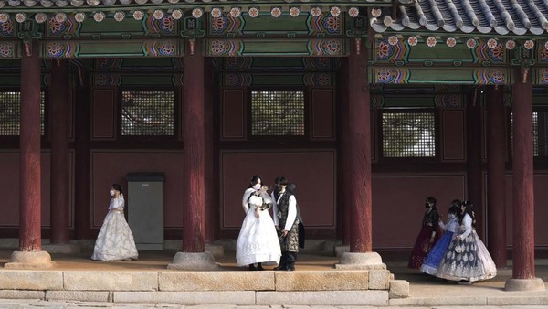Istana Gyeongbok adalah sebuah istana yang terletak di sebelah utara kota Seoul, Korea Selatan. Istana ini termasuk dari lima istana besar dan merupakan yang terbesar yang dibangun oleh Dinasti Joseon. Istana Gyeongbok adalah sebuah istana yang terletak di sebelah utara kota Seoul, Korea Selatan. Istana ini termasuk dari lima istana besar dan merupakan yang terbesar yang dibangun oleh Dinasti Joseon.
