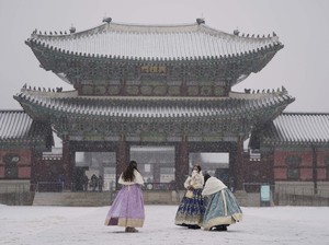 Dicegat Masuk ke Area Terlarang, 2 Turis Pukuli Petugas Istana Korea