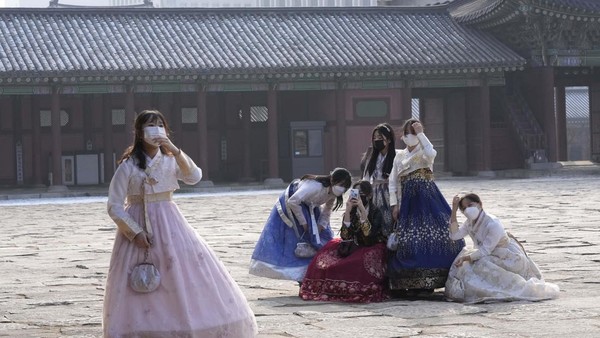 Siswa sekolah menengah yang mengenakan masker untuk membantu melindungi diri dari penyebaran virus corona berfoto di Istana Gyeongbok di Seoul, Korea Selatan, Minggu, 23 Januari 2022. Siswa sekolah menengah yang mengenakan masker untuk membantu melindungi diri dari penyebaran virus corona berfoto di Istana Gyeongbok di Seoul, Korea Selatan, Minggu, 23 Januari 2022.
