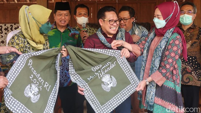 Cak Imin Didukung Perajin Batik Bantul Maju Capres Deklarasi dukungan perajin batik tradisional di Kampung Batik Giriloyo, Kalurahan Wukirsari, Kapanewon Imogiri, Kabupaten Bantul kepada Gus Muhaimin Iskandar untuk menjadi Presiden 2024, Minggu (23/1/2022).