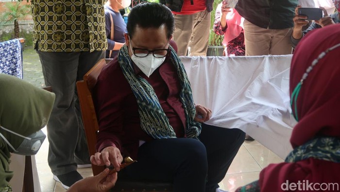 Cak Imin Didukung Perajin Batik Bantul Maju Capres Deklarasi dukungan perajin batik tradisional di Kampung Batik Giriloyo, Kalurahan Wukirsari, Kapanewon Imogiri, Kabupaten Bantul kepada Gus Muhaimin Iskandar untuk menjadi Presiden 2024, Minggu (23/1/2022).