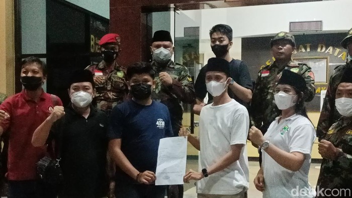 Forum Pemuda Lintas Agama Kalimantan Timur mengadukan Edy Mulyadi ke polisi (Muhammad Budi Kurniawan/detikcom).