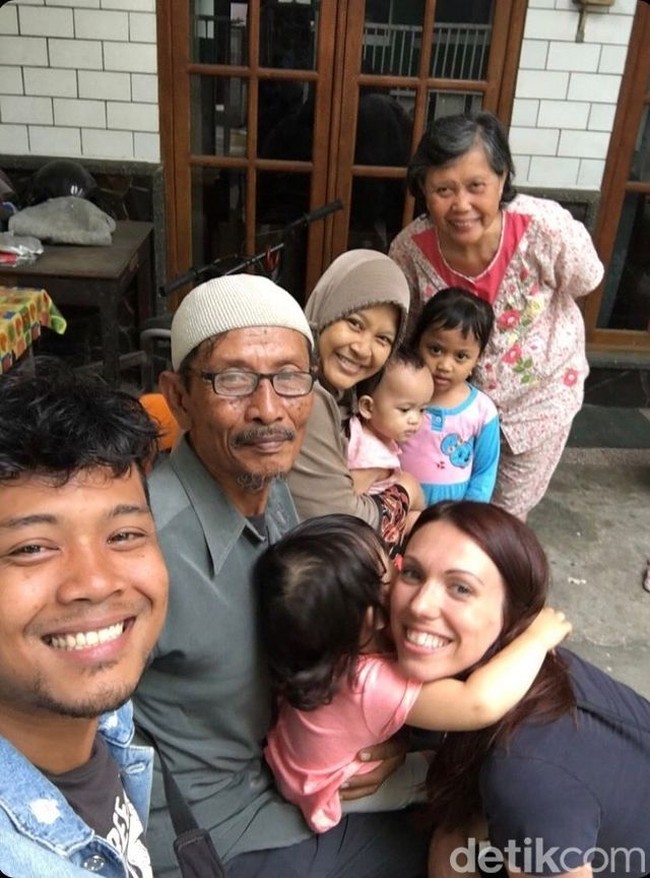 Tak disangka, setelah sebulan bekerja bersama, Kristina tertarik dengan kepribadian Dayat. Dayat pada saat itu menolak cinta Kristina karena sudah mempunyai pacar. Dan akhirnya dia nembak aku. Gila nda itu orang Indonesia yang muka kayak tutup panci ditembak sama orang bule cantik. Tapi waktu itu aku jawab, aku nggak mau pacaran sama orang bule ke dia, ujar pria yang kerap melontarkan candaan itu seraya tertawa terbahak-bahak. Foto: Dok. pribadi Hidayat Sinar Rahmat.