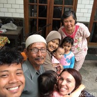 Tak disangka, setelah sebulan bekerja bersama, Kristina tertarik dengan kepribadian Dayat. Dayat pada saat itu menolak cinta Kristina karena sudah mempunyai pacar. Dan akhirnya dia nembak aku. Gila nda itu orang Indonesia yang muka kayak tutup panci ditembak sama orang bule cantik. Tapi waktu itu aku jawab, aku nggak mau pacaran sama orang bule ke dia, ujar pria yang kerap melontarkan candaan itu seraya tertawa terbahak-bahak. Foto: Dok. pribadi Hidayat Sinar Rahmat.