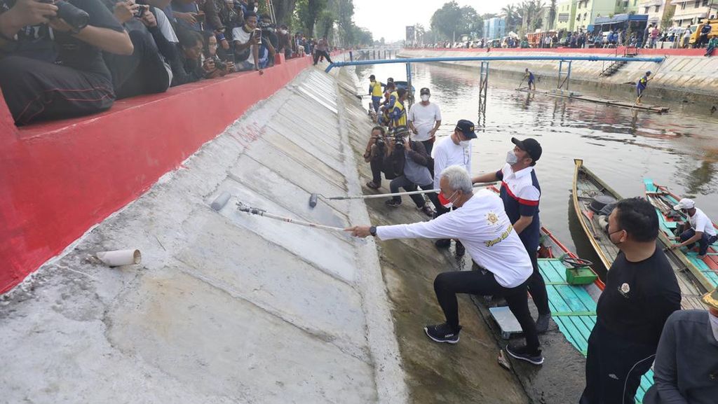 Ganjar Puji Tradisi Gotong Royong Masyarakat Bersihkan Sungai Sekanak