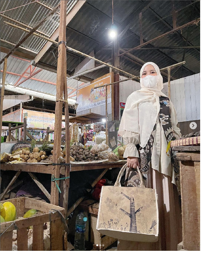 Chacha Frederica kini sibuk mendampingi suaminya, Dico Ganindito, yang menjabat sebagai Bupati Kendal. Menjadi istri Bupati Kendal, Chacha pun mengunggah foto momen dirinya belanja ke Pasar Kendal. “Hari ini belanja pangan lokal di Pasar Kendal ... salah satu belanjaannya itu adalah beras jagung,” tulis Chacha yang saat ke pasar tampil memakai batik dan rok plisket. Foto: Dok. Instagram