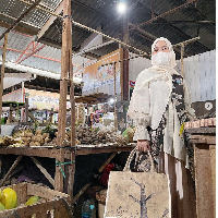Chacha Frederica kini sibuk mendampingi suaminya, Dico Ganindito, yang menjabat sebagai Bupati Kendal. Menjadi istri Bupati Kendal, Chacha pun mengunggah foto momen dirinya belanja ke Pasar Kendal. “Hari ini belanja pangan lokal di Pasar Kendal ... salah satu belanjaannya itu adalah beras jagung,” tulis Chacha yang saat ke pasar tampil memakai batik dan rok plisket. Foto: Dok. Instagram