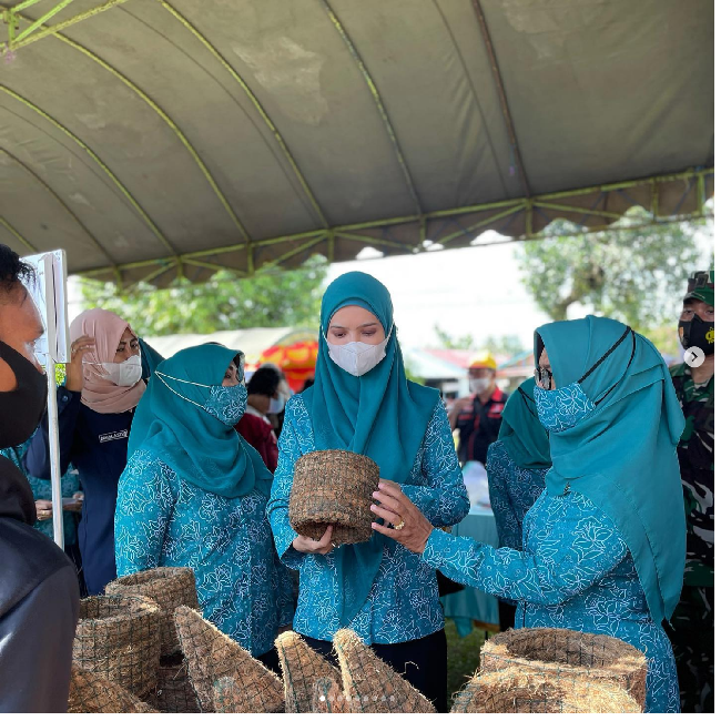 Desainer Vivi Zubedi saat ini juga sibuk menjalani tugasnya sebagai Ketua PKK semenjak suaminya, Aditya Mufti Arifin, dipilih sebagai Walikota Banjar Baru. Memakai seragam PKK, Vivi mengunggah momen dirinya berbelanja di pasar murah Banjar Baru. Foto: Dok. Instagram