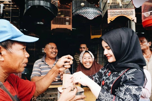 Priska Paramita dikenal sebagai jebolan Indonesian Idol. Dia kini merupakan istri Bupati Gowa, Adnan Purichta Ichsan. Mengunggah foto berbelanja ke pasar, Priska yang mengenakan batik dan kerudung hitam tampak membeli jangkrik. Foto: Dok. Instagram