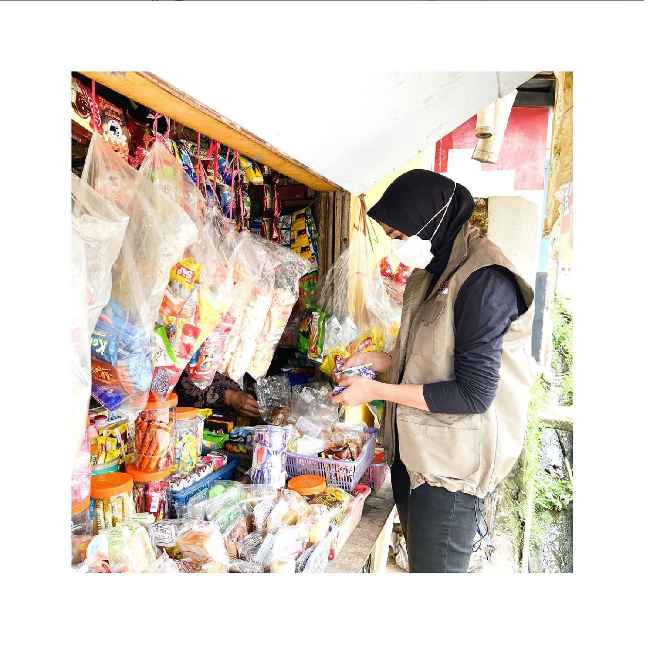 Sonya Fatmala merupakan istri dari Plt Bupati Bandung Barat, Hengky Kurniawan. Dikenal sebagai aktris sebelum kini sibuk menjalani tugasnya sebagai ibu bupati, Sonya terlihat tampil sederhana saat melakukan kunjungan ke warung tradisional. Dia mengenakan busana serba hitam yang dilengkapi rompi cokelat. Foto: Dok. Instagram