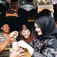 Priska Paramita dikenal sebagai jebolan Indonesian Idol. Dia kini merupakan istri Bupati Gowa, Adnan Purichta Ichsan. Mengunggah foto berbelanja ke pasar, Priska yang mengenakan batik dan kerudung hitam tampak membeli jangkrik. Foto: Dok. Instagram