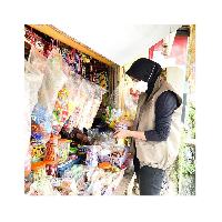 Sonya Fatmala merupakan istri dari Plt Bupati Bandung Barat, Hengky Kurniawan. Dikenal sebagai aktris sebelum kini sibuk menjalani tugasnya sebagai ibu bupati, Sonya terlihat tampil sederhana saat melakukan kunjungan ke warung tradisional. Dia mengenakan busana serba hitam yang dilengkapi rompi cokelat. Foto: Dok. Instagram