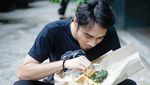 Gaya Santai Achmad Megantara Saat Ngopi dan Nikmati Mie Instan