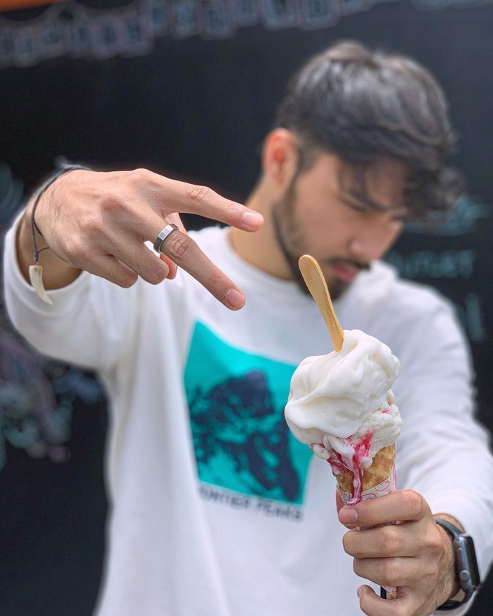 Gaya Santai Achmad Megantara Saat Ngopi dan Nikmati Mie Instan Gaya Santai Achmad Megantara Saat Ngopi dan Nikmati Mie Instan
