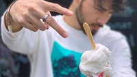 Es krim cone rasa vanila jadi pilihan Megantara saat santai menikmati waktu senggang. Ia menambahkan saus strawberry pada es krimnya agar lebih menggoda selera. Foto: Instagram @megantaraaa