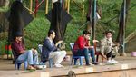 Gaya Santai Achmad Megantara Saat Ngopi dan Nikmati Mie Instan