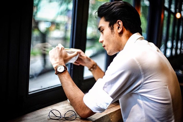 Gaya Santai Achmad Megantara Saat Ngopi dan Nikmati Mie Instan Gaya Santai Achmad Megantara Saat Ngopi dan Nikmati Mie Instan