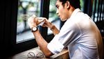 Gaya Santai Achmad Megantara Saat Ngopi dan Nikmati Mie Instan