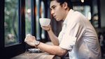 Gaya Santai Achmad Megantara Saat Ngopi dan Nikmati Mie Instan