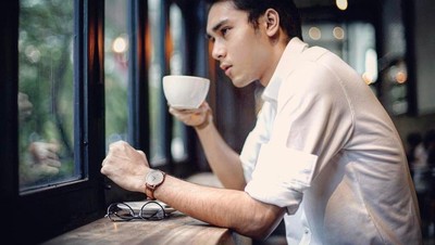 Gaya Santai Achmad Megantara Saat Ngopi dan Nikmati Mie Instan