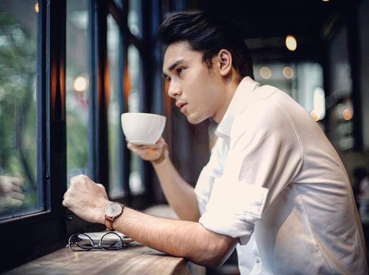 Gaya Santai Achmad Megantara Saat Ngopi dan Nikmati Mie Instan