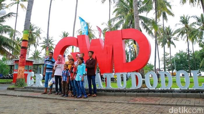 Pemkab Banyuwangi menyulap tempat yang disebut angker menjadi Grand Watu Dodol (GWD). Sekarang GWD menjadi salah satu tujuan wisatawan saat berkunjung ke Banyuwangi.