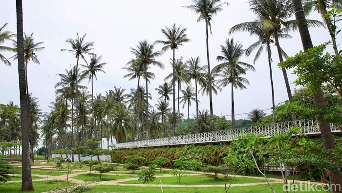 Pemkab Banyuwangi menyulap tempat yang disebut angker menjadi Grand Watu Dodol (GWD). Sekarang GWD menjadi salah satu tujuan wisatawan saat berkunjung ke Banyuwangi.