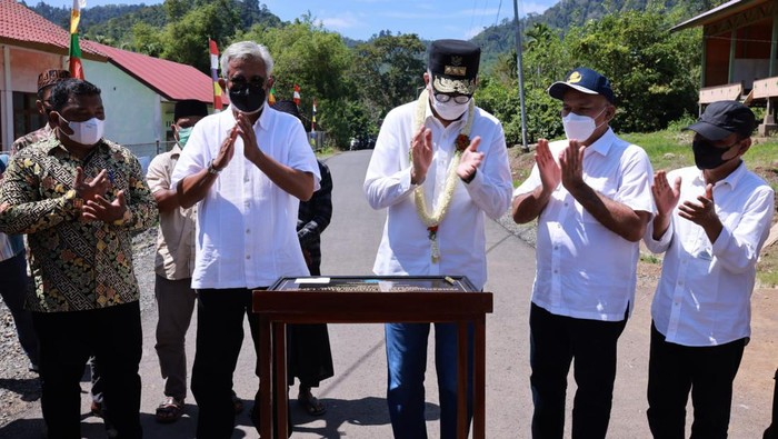 Gubernur Aceh Nova Iriansyah meresmikan jalan Bulu-Lapeng