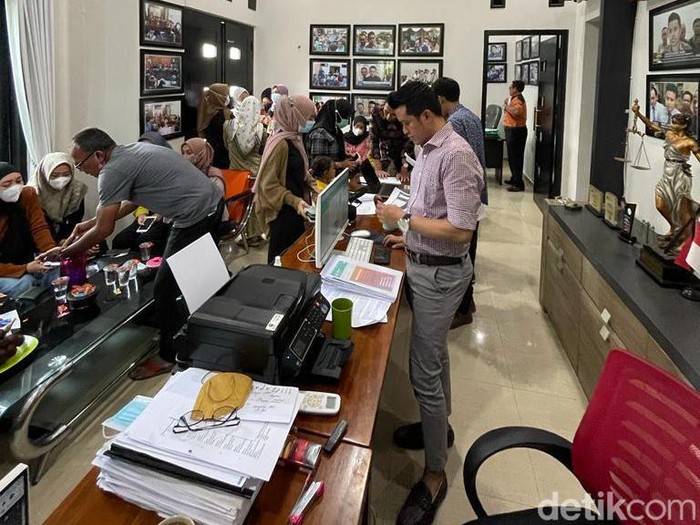 Mahasiswi asal Lamongan berinisial S menjalankan aksi penipuan dengan modus investasi bodong. Korbannya terus bertambah.