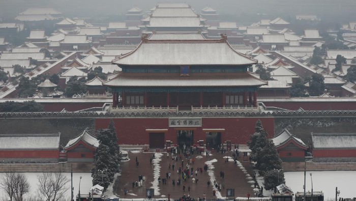 Pemandangan Istana Kota Terlarang yang bersalju dari puncak perbukitan Jingshan, Beijing, China, Sabtu (22/1/2022). Beijing diguyur hujan salju dalam tiga hari berturut-turut yang merupakan hujan salju pertama pada tahun 2022. ANTARA FOTO/M. Irfan Ilmie/tom.