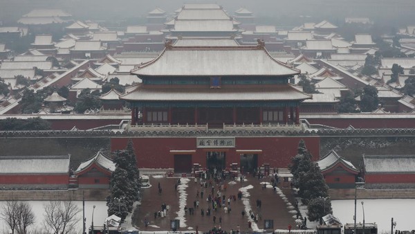 Pemandangan Istana Kota Terlarang yang bersalju dari puncak perbukitan Jingshan, Beijing, China, Sabtu (22/1/2022). Pemandangan Istana Kota Terlarang yang bersalju dari puncak perbukitan Jingshan, Beijing, China, Sabtu (22/1/2022).