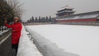Sungai bersalju di belakang Istana Kota Terlarang itu menjadi objek menarik bagi wisatawan di Beijing seteiap musim dingin.  