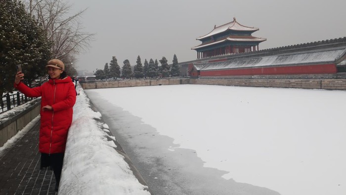 ISTANA KOTA TERLARANG BERSELIMUTKAN SALJU Pemandangan Istana Kota Terlarang yang bersalju dari puncak perbukitan Jingshan, Beijing, China, Sabtu (22/1/2022). Beijing diguyur hujan salju dalam tiga hari berturut-turut yang merupakan hujan salju pertama pada tahun 2022. ANTARA FOTO/M. Irfan Ilmie/tom.