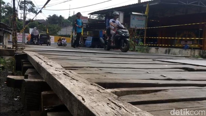 Jembatan Kayu di Sukabumi Rawan Kecelakaan