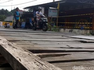 Bahaya! Jembatan Kayu di Cicewol Sukabumi Rawan Kecelakaan