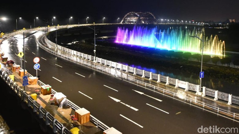 Jembatan Suroboyo Berhias Air Mancur Menari Pemkot Surabaya kembali melakukan ujicoba pembukaan Jembatan Suroboyo yang dilengkapi air mancur menari. Uji coba dilakukan mulai Sabtu (22/1) kemarin.