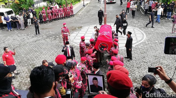 Jenazah Putut Gunawan disemayamkan di gedung DPRD Solo sebelum dimakamkan, Minggu (23/1/2022).