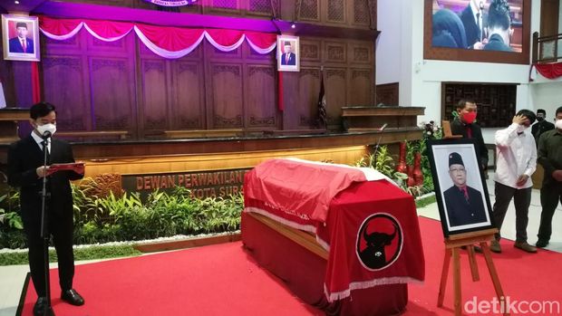 Jenazah Putut Gunawan disemayamkan di gedung DPRD Solo sebelum dimakamkan, Minggu (23/1/2022).