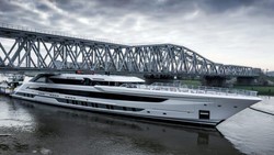 Potret Superyacht 80 Meter Digencet Jembatan