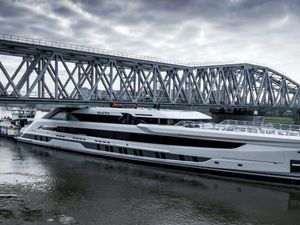 Potret Superyacht 80 Meter Digencet Jembatan