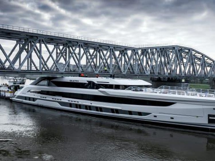 Potret Superyacht 80 Meter Digencet Jembatan