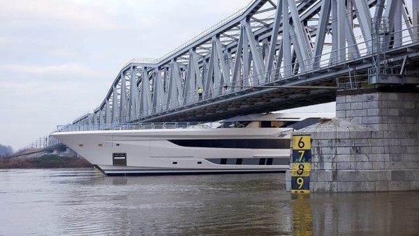 Superyacht Galactica itu terlihat diangkut dengan hati-hati dari galangan kapal Heesen di Kota Oss, Belanda selatan ke pelabuhan Laut Utara Harlingen. Di sana kapal pesiar Galactica akan menjalani uji coba dan perlengkapan laut. Superyacht Galactica itu terlihat diangkut dengan hati-hati dari galangan kapal Heesen di Kota Oss, Belanda selatan ke pelabuhan Laut Utara Harlingen. Di sana kapal pesiar Galactica akan menjalani uji coba dan perlengkapan laut.