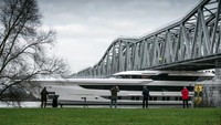 Pemandangan kapal raksasa atau superyacht dari galangan Heesen yang melewati kanal-kanal sempit di Belanda ini menarik perhatian banyak orang.