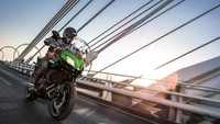 Kawasaki tidak membawa perubahan besar secara teknis pada bagian mesin. Versys 650 terbaru ini ibekali mesin parallel-twin engine berkapasitas 649 cc yang telah memenuhi standar Euro 5. Soal tenaganya, motor ini dapat menghasilkan 51kW pada 8.500 rpm serta torsi puncaknya 64 Nm di 7.000 rpm. Foto: Kawasaki