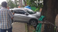 Salah Injak Pedal, Mobil di Tangerang Tabrak Pagar Eks Kantor Kelurahan