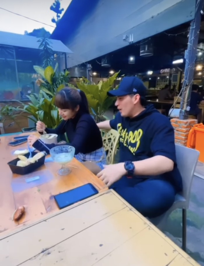 Kelewat Romantis, Pose Mesra Ridho Ilahi dan Dinar Candy Saat Suap-suapan Kelewat Romantis, Pose Mesra Ridho Ilahi dan Dinar Candy Saat Suap-suapan