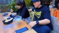 Meski gaya pacaran keduanya sering dianggap terlalu vulgar. Tapi Candy maupun Ridho tak pernah ambil pusing. Keduanya paling sering pamer kemesraan saat sedang makan bareng. Foto: Instagram Dinar Candy/Ridho Ilahi