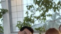 Nongkrong sore di Sentul, Candy dan Ridho minum teh manis hangat. Tetap dengan pose mereka yang romantis. Foto: Instagram Dinar Candy/Ridho Ilahi