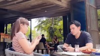 Nongkrong sore di Sentul, Candy dan Ridho minum teh manis hangat. Tetap dengan pose mereka yang romantis. Foto: Instagram Dinar Candy/Ridho Ilahi