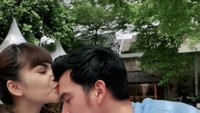 Duh bikin baper! Candy kecup kening Ridho yang meminta minumannya. Foto: Instagram Dinar Candy/Ridho Ilahi